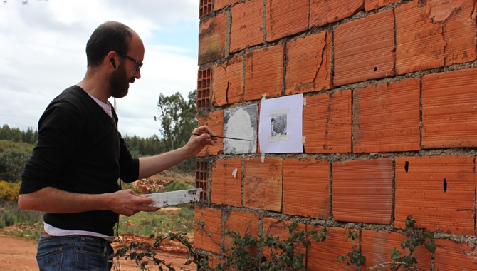 Martinho Costa, en un trabajo sobre una pared
