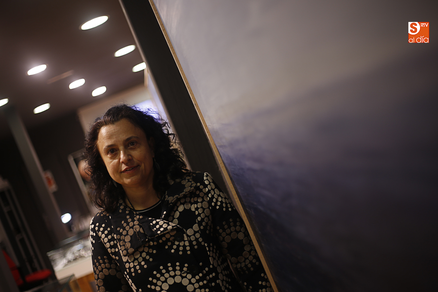 Cristina Parellada junto a una de sus obras / Foto de Alejandro López