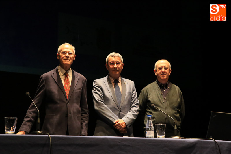 Los conferenciantes posan antes del inicio del acto en el Teatro Liceo