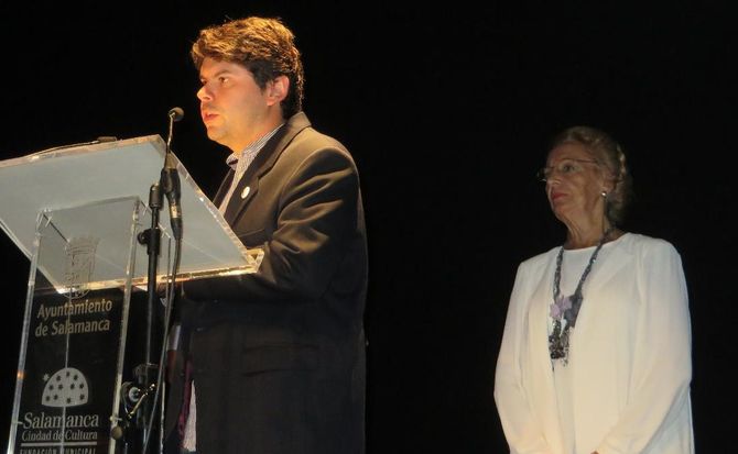 Salvador Galán leyendo en el Teatro Liceo