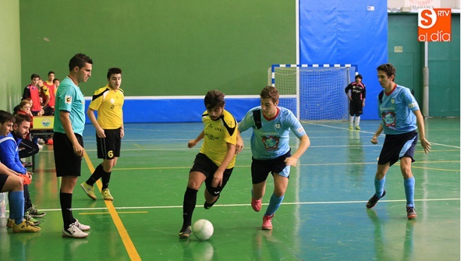 Un jugador del San José avanza con el balón