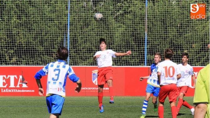 Un jugador cadete del Santa Marta salta hacia la pelota en un partido anterior