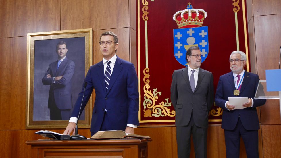 Revueltos, que no juntos, en la toma de posesión de Feijóo
