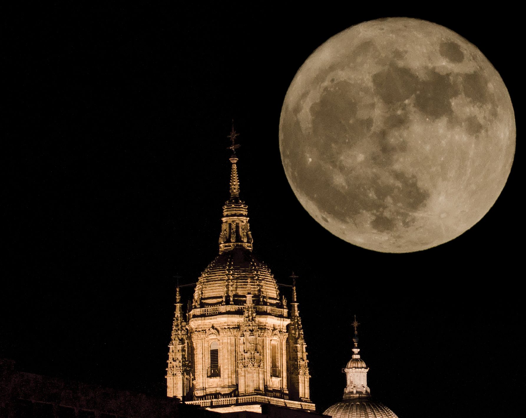 La Superluna se recrea sobre el oro de Salamanca