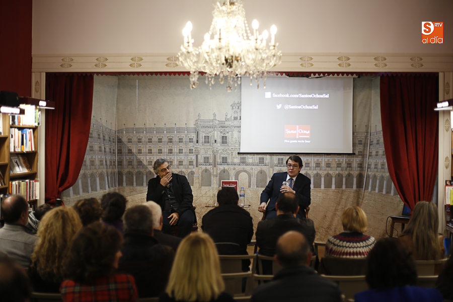El escritor Félix G. Modroño junto al alcalde de Salamanca, Alfonso Fernández Mañueco, en la presentación del libro / Foto de Alejandro López