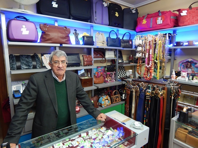 Antonio Sánchez, propietario de Bol-Plax, una de las tiendas más veteranas de Salamanca