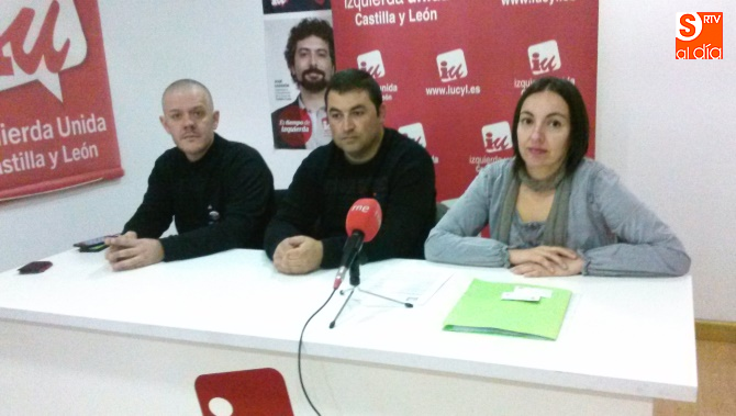 Francisco Javier Herrero, coordinador local de IU, junto a los concejales de este partido en Castellanos de Moriscos, José Luis Sendín y Asunción Serra