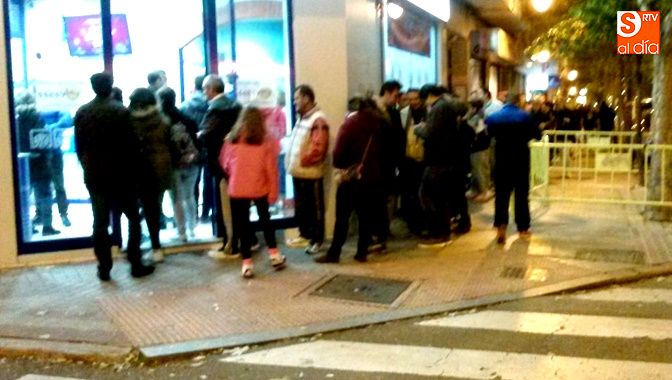 Colas en el paseo del Rollo para comprar las entradas del Guijuelo-Atlético de Madrid