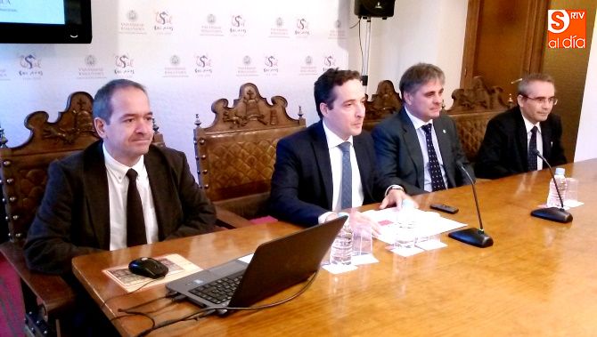 El vicerrector de Investigación y Transferencia de la Universidad de Salamanca, Juan Manuel Corchado, acompañado por Julio Rodrigo Dacosta, director general de MED-EL España y Portugal, el profesor e investigador de la Universidad de Salamanca Enrique A.
