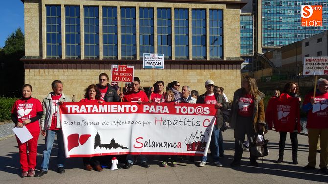 Miembros de la Plataforma de Afectados por Hepatitis C se han concentrado junto al Hospital