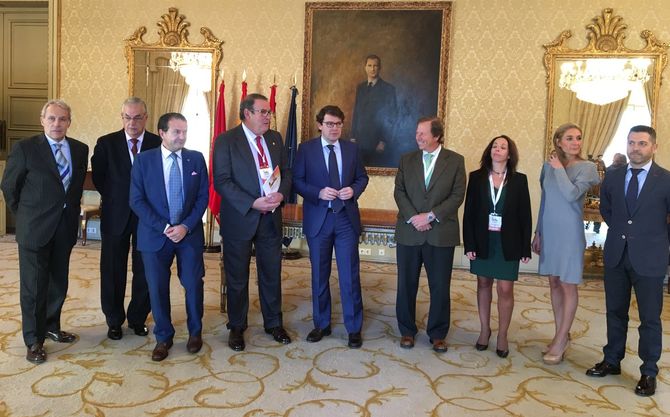 El alcalde recibe a la Confederación Española de Hoteles y Alojamientos Turísticos  