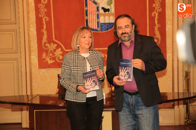 La concejala de Familia e Igualdad de Oportunidades, Cristina Klimowitz, y el poeta Alfredro Pérez Alencart