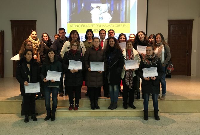 Los alumnos participantes en el curso recibieron sus diplomas