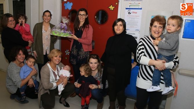 Padres y bebés celebrando el Día Intermacional del Prematuro. Fotos: Alberto Martín