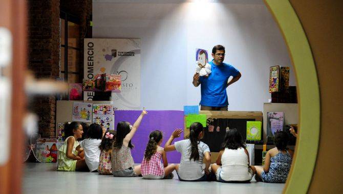 Sesión de cuentacuentos en el Museo del Comercio