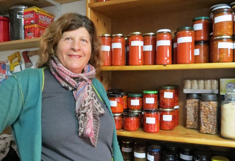 Nemesia González junto a sus mermeladas | Fotografías: Mercedes Corredera