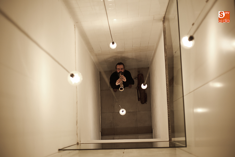 La actuación comenzaba en el hueco del ascensor de La Salchichería / Foto de Alejandro López