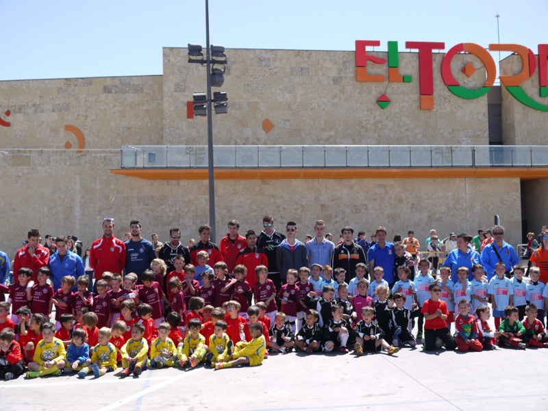 Componentes de diferentes equipos de Salamanca posan en El Tormes