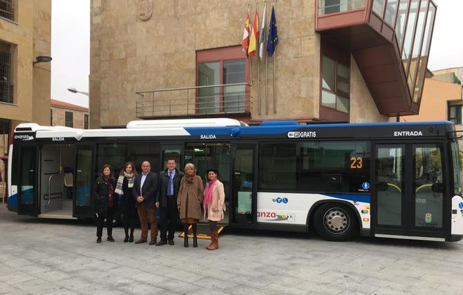El Ayuntamiento mejora el transporte urbano incorporando un nuevo autobús con las últimas...
