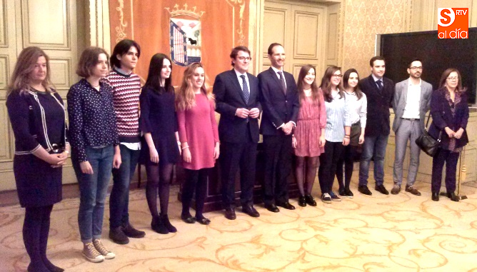 Los estudiantes becados en el Salón de Recepciones del Ayuntamiento, junto al alcalde