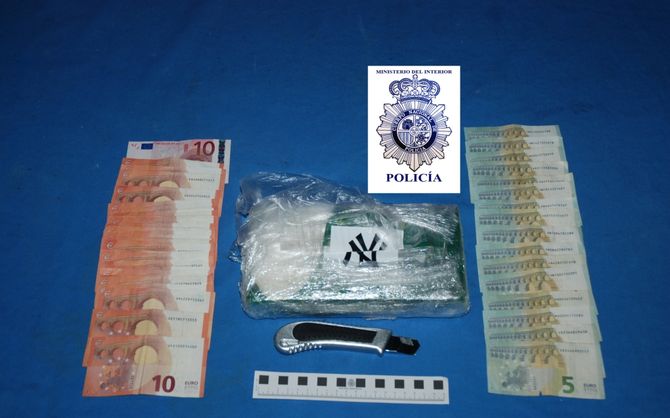 Cocaína y dinero intervenidos a los detenidos en el hospital Virgen de la Vega