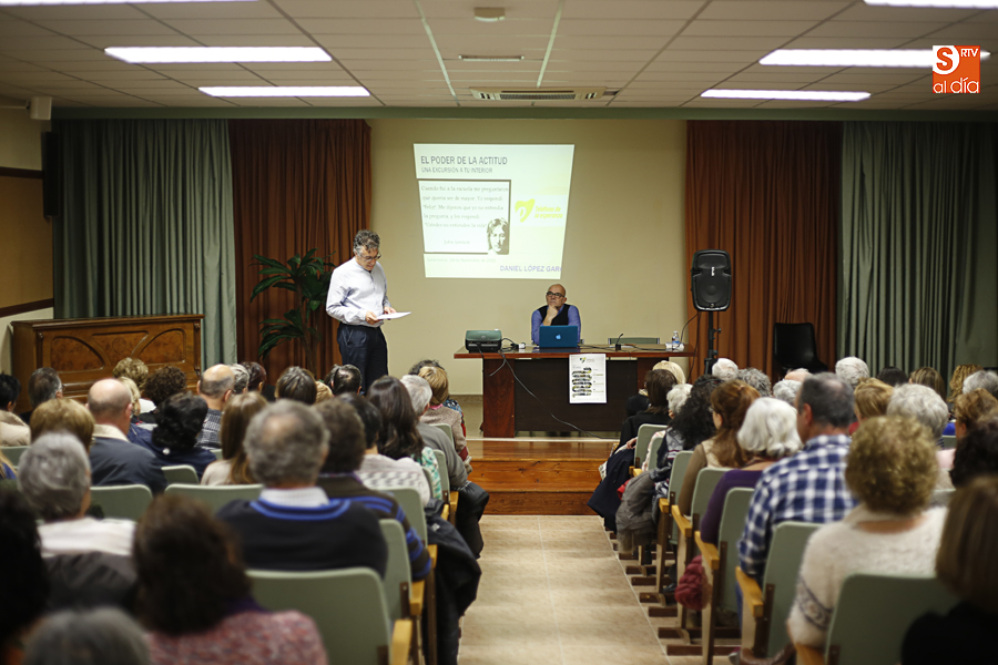 Conferencia de Daniel López García, psicólogo clínico del Teléfono de la Esperanza de Asturia, en la Residencia Universitaria Aula Magna / Foto de Alejandro López