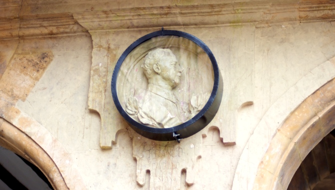 Medallón de Franco en la Plaza Mayor, protegido por una urna