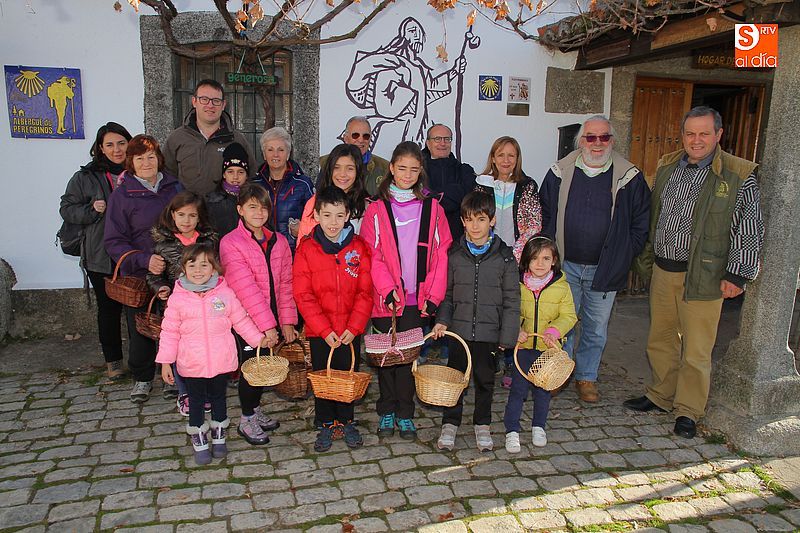 Uno de los grupos de recolectores en Fuenterroble junto al párroco, Blas Rodríguez.