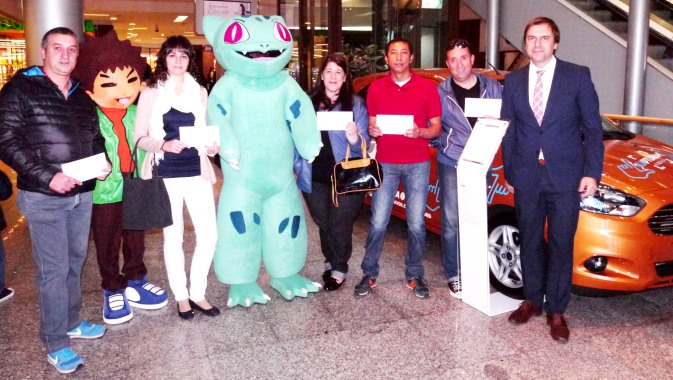 El gerente del Concesionario ATV Ford en Salamanca, Florencio Prado, con los ganadores