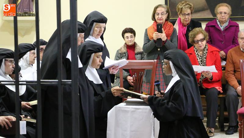 Sor Yolanda Massawe tomó los votos perpetuos con la priora Berta Teresa Feijó de testigo / CORRAL