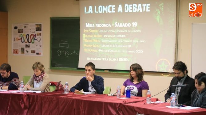 LOMCE y reválidas, entre los temas de la mesa redonda. Fotos: Alberto Martín