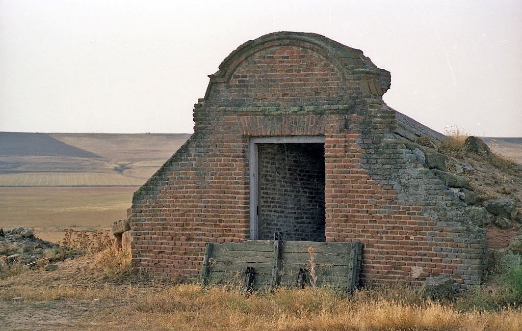 Bodega subterránea bajo bóveda de medio cañón | Fotos: Santiago Bayón