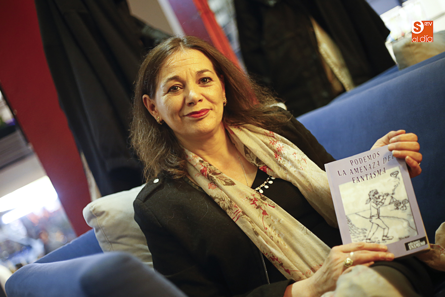 La autora, con su segunda obra (Foto de Álex López)