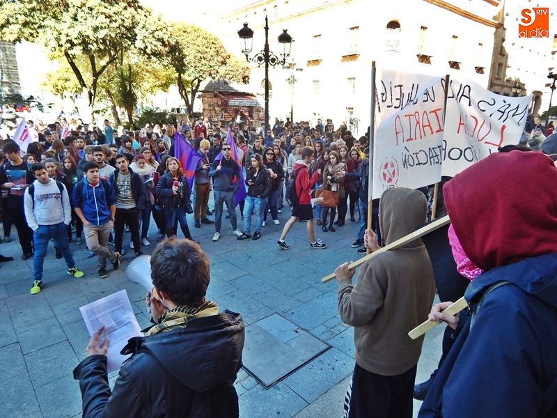 Una de las movilizaciones de estudiantes, en la plaza de los Bandos