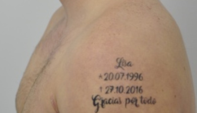 Tatuaje del detenido con el nombre de su víctima, fecha de nacimiento, fecha del asesinato y 