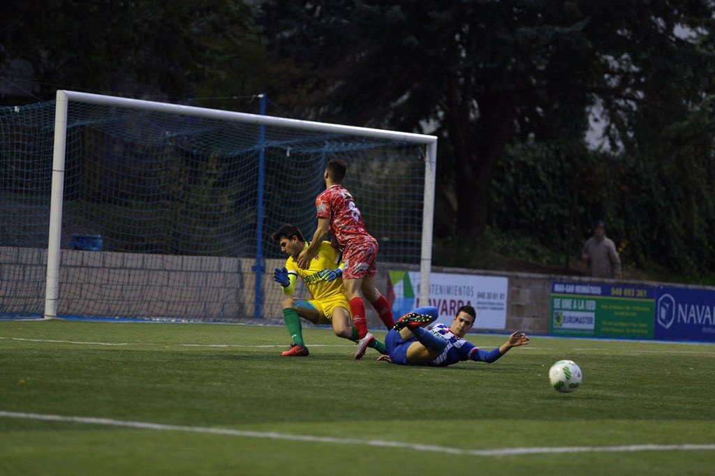 Una acción del partido disputa en Izarra
