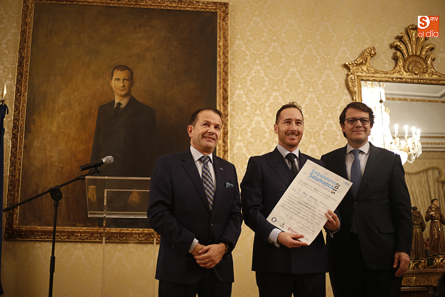 Momento de la entrega de las distinciones en el Ayuntamiento (Foto de Álex López)