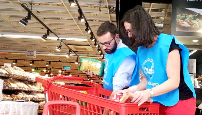 La Gran Recogida del Banco de Alimentos no sería posible sin la ayuda de cientos de voluntarios en la provincia de Salamanca