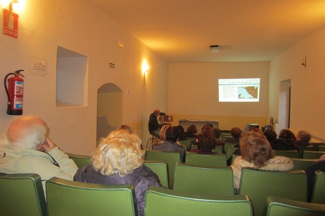 Un momento de la charla en el salón de cine del Ayuntamiento