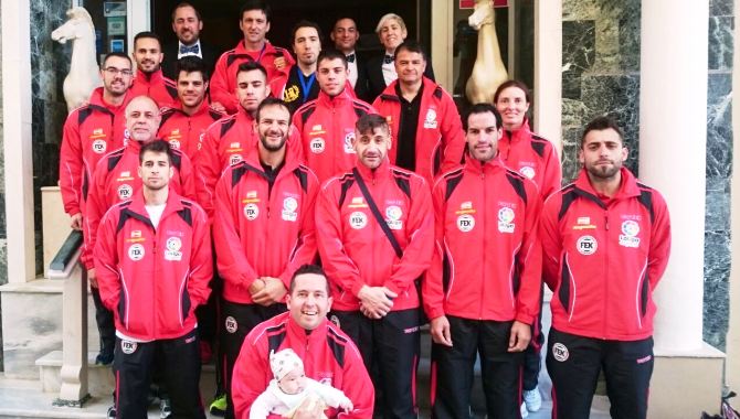 Foto familiar de los españoles en el Europeo de Loutarki