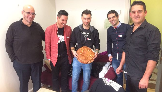 Los leonesistas hicieron entrega de un hornazo salmantino a los valencianos