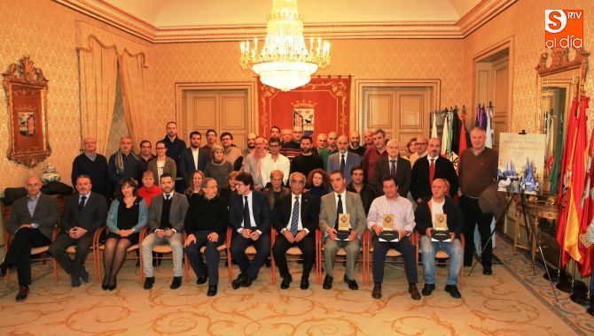 Foto familiar en el salón de recepciones del Ayuntamiento