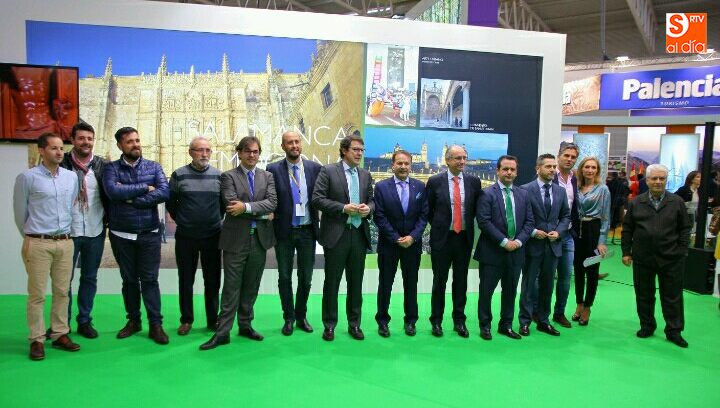 Expedición salmantina en Intur, con el alcalde de la capital charra y el presidente de la Diputación al frente / KIKO ROBLES
