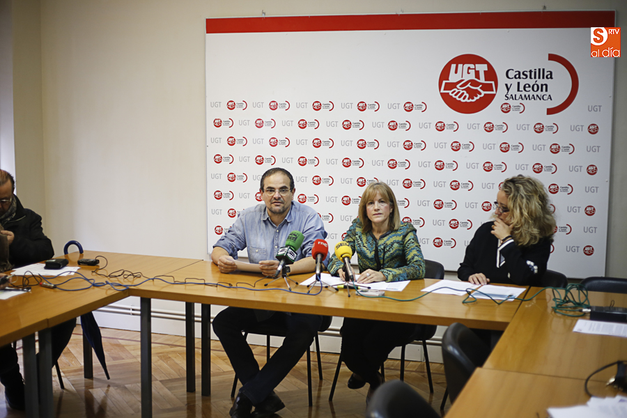 Fonsi Bonafonte, secretaria de Igualdad y Sector Sociosanitario FeSP-UGT Castilla y León, en el centro, junto a Fernando López Sánchez, secretario General FeSP-UGT Salamanca, y Concepción Vaquero Sánchez, secretaria de Enseñanza FeSP-UGT Salamanca / Foto