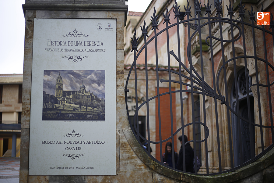 Cartel de la nueva exposición, a la entrada de la Casa Lis / Foto de Alejandro López