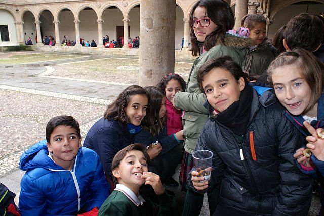 Alumnos de Infantil y Primaria en la castañada en honor a San José de Calasanz