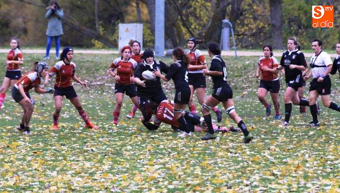 Una acción del partido disputado entre el ADUS y El Salvador RC