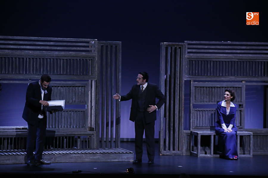 Momento de la actuación de la obra Kafka Enamorado (Foto de Álex López)