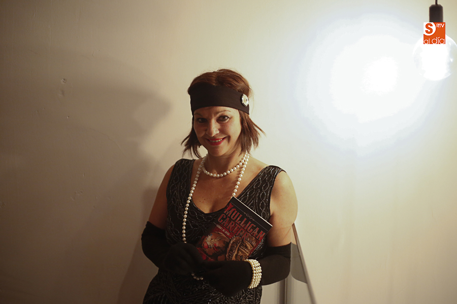 Gloria S. de Castro, con el libro que presentó en La Salchichería (Foto de Álex López)