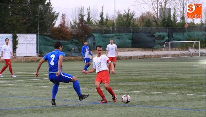 Jugada del partido entre el Santa Marta y la Ponferradina